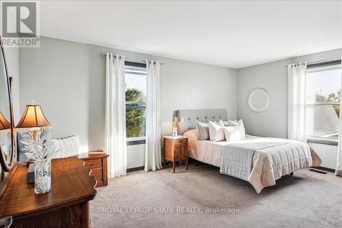 7956 Twenty Road, West Lincoln, ON - Indoor Photo Showing Bedroom