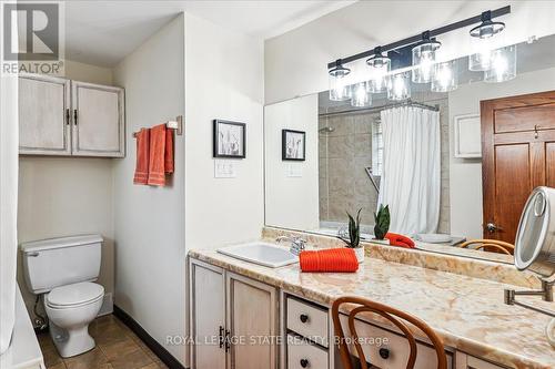 7956 Twenty Road, West Lincoln, ON - Indoor Photo Showing Bathroom