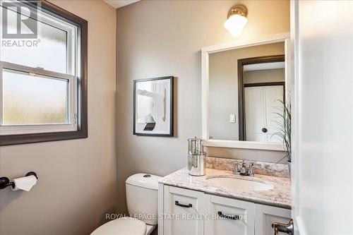 7956 Twenty Road, West Lincoln, ON - Indoor Photo Showing Bathroom