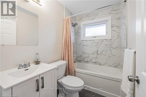 173 West 32Nd Street W, Hamilton, ON - Indoor Photo Showing Bathroom