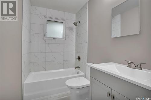 401 St Laurent Crescent, Saskatoon, SK - Indoor Photo Showing Bathroom