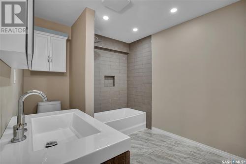 401 St Laurent Crescent, Saskatoon, SK - Indoor Photo Showing Bathroom