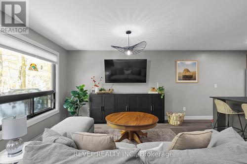 70 Huronwoods Drive, Oro-Medonte, ON - Indoor Photo Showing Living Room