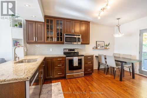 1463 Augustine Drive, Burlington, ON - Indoor Photo Showing Kitchen