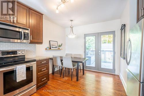 1463 Augustine Drive, Burlington, ON - Indoor Photo Showing Kitchen With Upgraded Kitchen