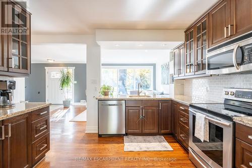 1463 Augustine Drive, Burlington, ON - Indoor Photo Showing Kitchen With Upgraded Kitchen