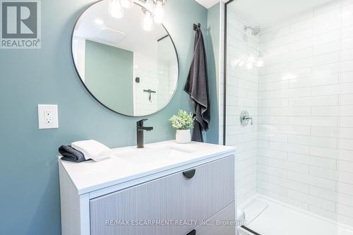 1463 Augustine Drive, Burlington, ON - Indoor Photo Showing Bathroom