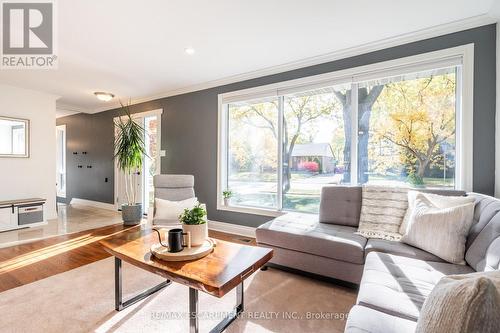 1463 Augustine Drive, Burlington, ON - Indoor Photo Showing Living Room