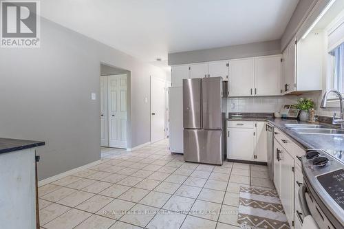 5039 Stenzel Court, Lincoln, ON - Indoor Photo Showing Kitchen With Double Sink