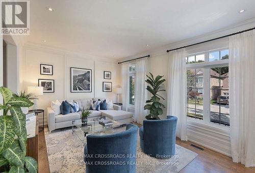 50 Green Meadows Circle, Toronto, ON - Indoor Photo Showing Living Room