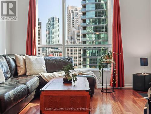 705 - 219 Fort York Boulevard, Toronto, ON - Indoor Photo Showing Living Room