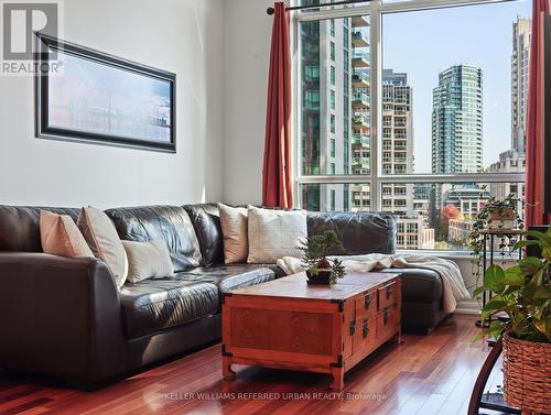 705 - 219 Fort York Boulevard, Toronto, ON - Indoor Photo Showing Living Room