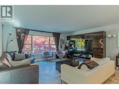 3822 Woodland Drive, Trail, BC - Indoor Photo Showing Living Room