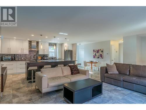 3822 Woodland Drive, Trail, BC - Indoor Photo Showing Living Room