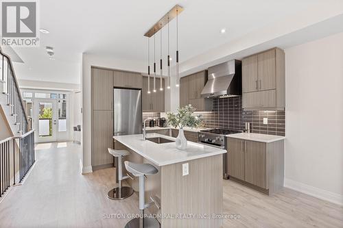 39 Harold Lawrie Lane, Markham, ON - Indoor Photo Showing Kitchen With Upgraded Kitchen