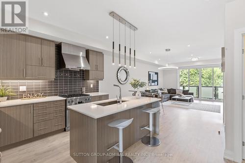 39 Harold Lawrie Lane, Markham, ON - Indoor Photo Showing Kitchen With Upgraded Kitchen