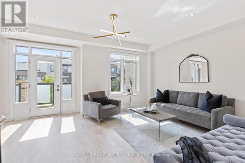 39 Harold Lawrie Lane, Markham, ON - Indoor Photo Showing Living Room