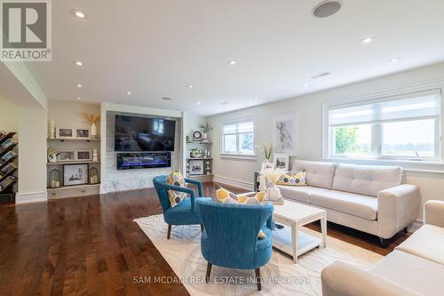 3587 Sideroad 10, Bradford West Gwillimbury, ON - Indoor Photo Showing Living Room