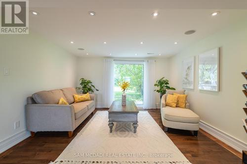 3587 Sideroad 10, Bradford West Gwillimbury, ON - Indoor Photo Showing Living Room