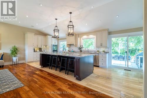 3587 Sideroad 10, Bradford West Gwillimbury, ON - Indoor Photo Showing Kitchen With Upgraded Kitchen