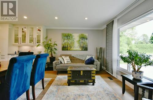 4653 Daniel Street, Ramara, ON - Indoor Photo Showing Living Room