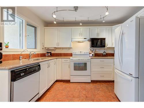 4470 Ponderosa Drive Unit# 103, Peachland, BC - Indoor Photo Showing Kitchen