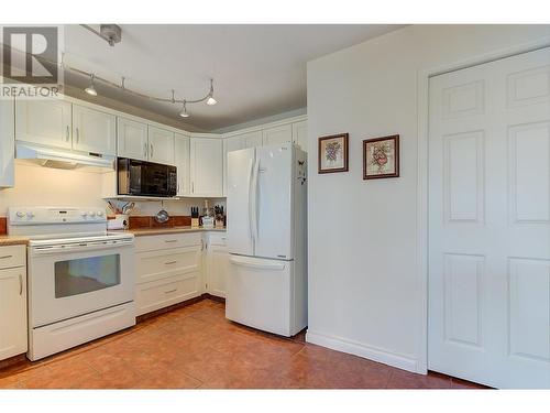 4470 Ponderosa Drive Unit# 103, Peachland, BC - Indoor Photo Showing Kitchen