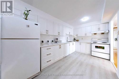 1004 - 1 Reidmount Avenue, Toronto, ON - Indoor Photo Showing Kitchen