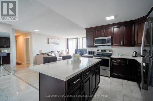 605 - 100 Wingarden Court, Toronto, ON - Indoor Photo Showing Kitchen