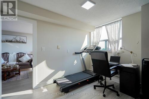 605 - 100 Wingarden Court, Toronto, ON - Indoor Photo Showing Gym Room