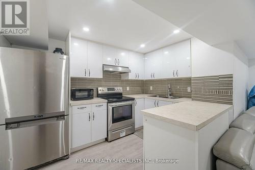 28 Meadow Bush Court, Brampton, ON - Indoor Photo Showing Kitchen With Upgraded Kitchen