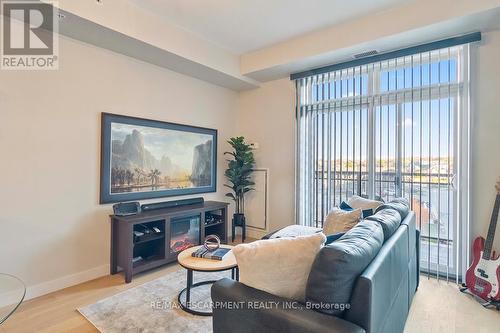 302 - 5020 Corporate Drive, Burlington, ON - Indoor Photo Showing Living Room