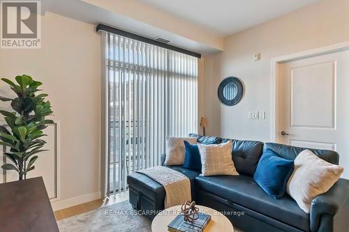 302 - 5020 Corporate Drive, Burlington, ON - Indoor Photo Showing Living Room