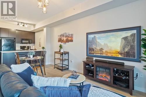 302 - 5020 Corporate Drive, Burlington, ON - Indoor Photo Showing Living Room