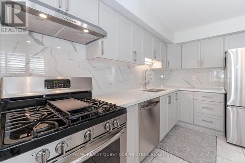 4190 Bishopstoke Lane, Mississauga, ON - Indoor Photo Showing Kitchen With Upgraded Kitchen