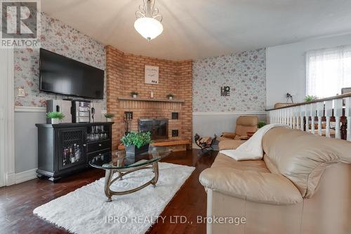 5 Oldham Crescent, Brampton, ON - Indoor Photo Showing Living Room