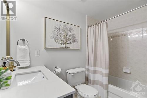 24 Woodgate Way, Ottawa, ON - Indoor Photo Showing Bathroom