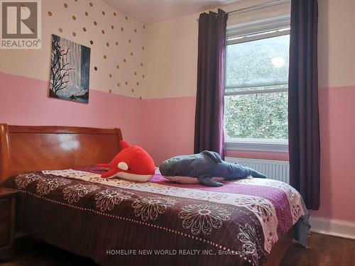 2421 Gerrard Street E, Toronto, ON - Indoor Photo Showing Bedroom