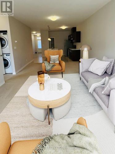 16 Ellis Avenue, St. Catharines, ON - Indoor Photo Showing Living Room