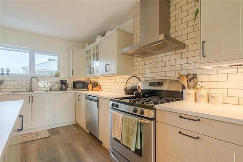 45005 33N Road, La Broquerie, MB - Indoor Photo Showing Kitchen