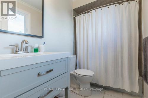 35 Banbury Drive, Hamilton, ON - Indoor Photo Showing Bathroom