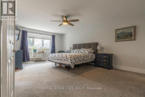 35 Banbury Drive, Hamilton, ON - Indoor Photo Showing Bedroom