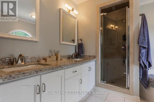 35 Banbury Drive, Hamilton, ON - Indoor Photo Showing Bathroom