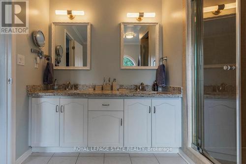 35 Banbury Drive, Hamilton, ON - Indoor Photo Showing Bathroom