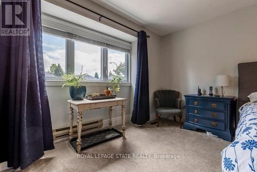 35 Banbury Drive, Hamilton, ON - Indoor Photo Showing Bedroom