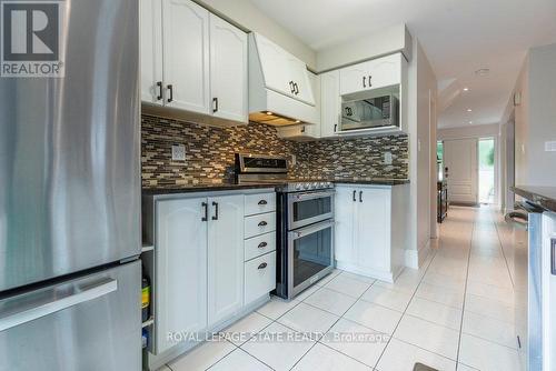 35 Banbury Drive, Hamilton, ON - Indoor Photo Showing Kitchen With Upgraded Kitchen