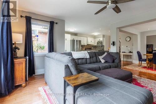 35 Banbury Drive, Hamilton, ON - Indoor Photo Showing Living Room