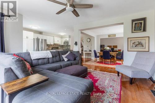 35 Banbury Drive, Hamilton, ON - Indoor Photo Showing Living Room