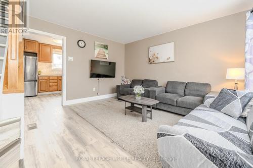 24 Clarke Street N, Woodstock, ON - Indoor Photo Showing Living Room