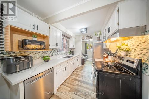 33 Deerpark Crescent, Brampton, ON - Indoor Photo Showing Kitchen With Double Sink With Upgraded Kitchen